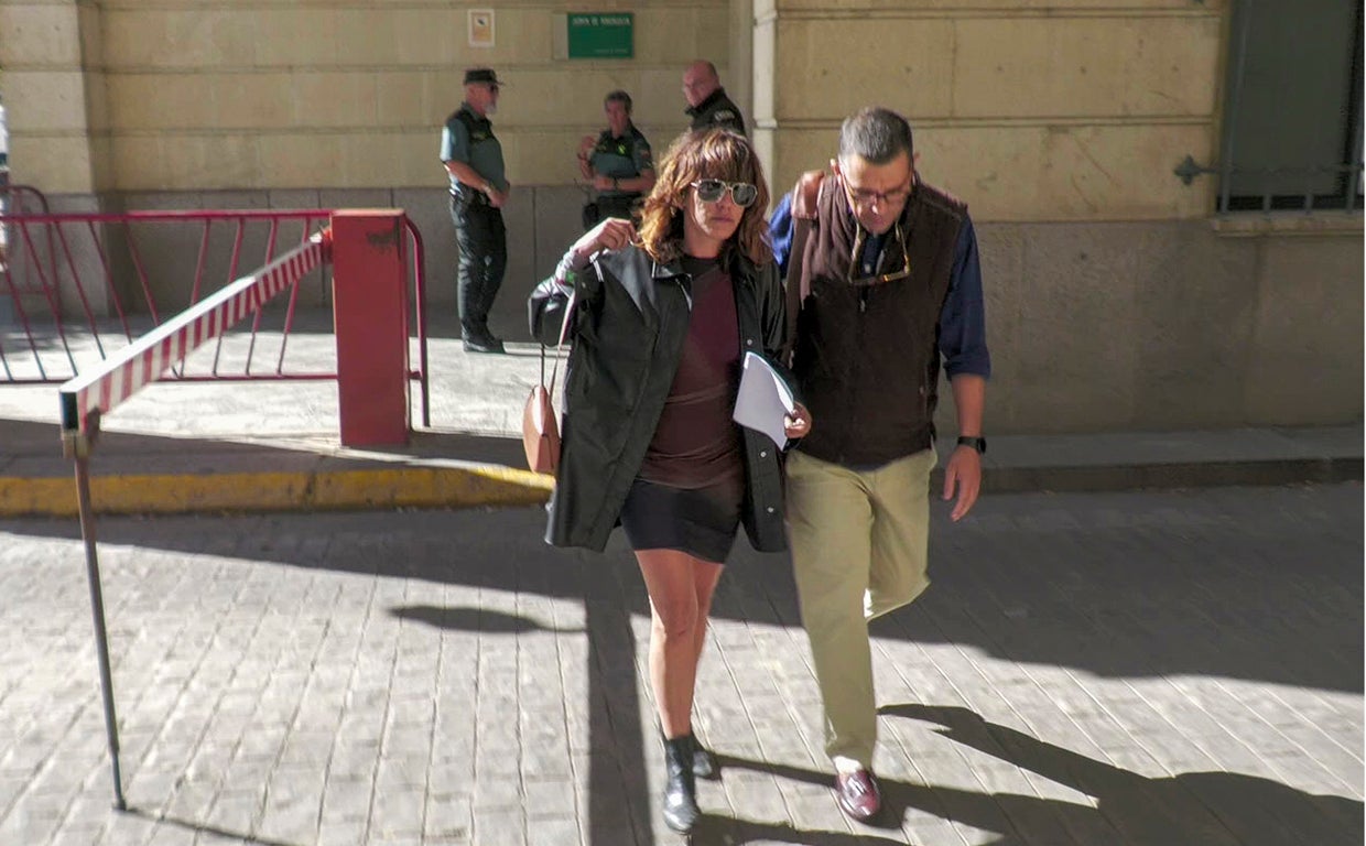 La actriz María León, a su salida de los juzgados junto a su abogado, tras ser detenida / La actriz negó haber agredido a nadie