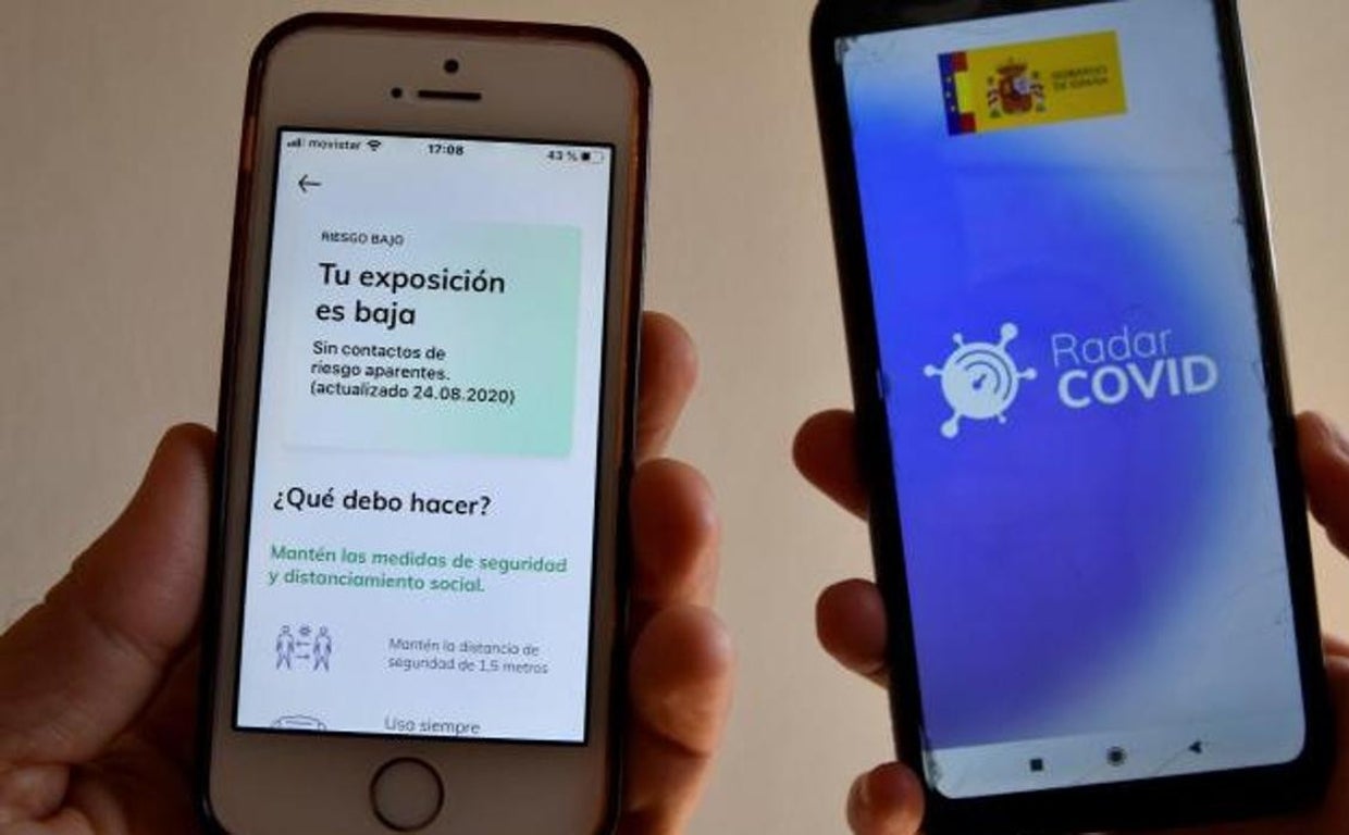 Dos teléfonos móviles muestran la aplicación Radar Covid