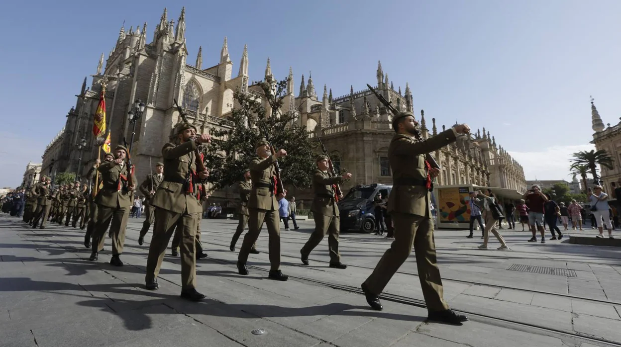 En imágenes, izado de la Bandera y desfile militar en Sevilla por la Fiesta Nacional