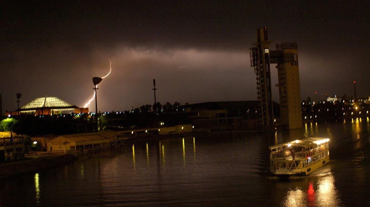 Así ha sido la impresionante tormenta eléctrica que ha despertado a Sevilla