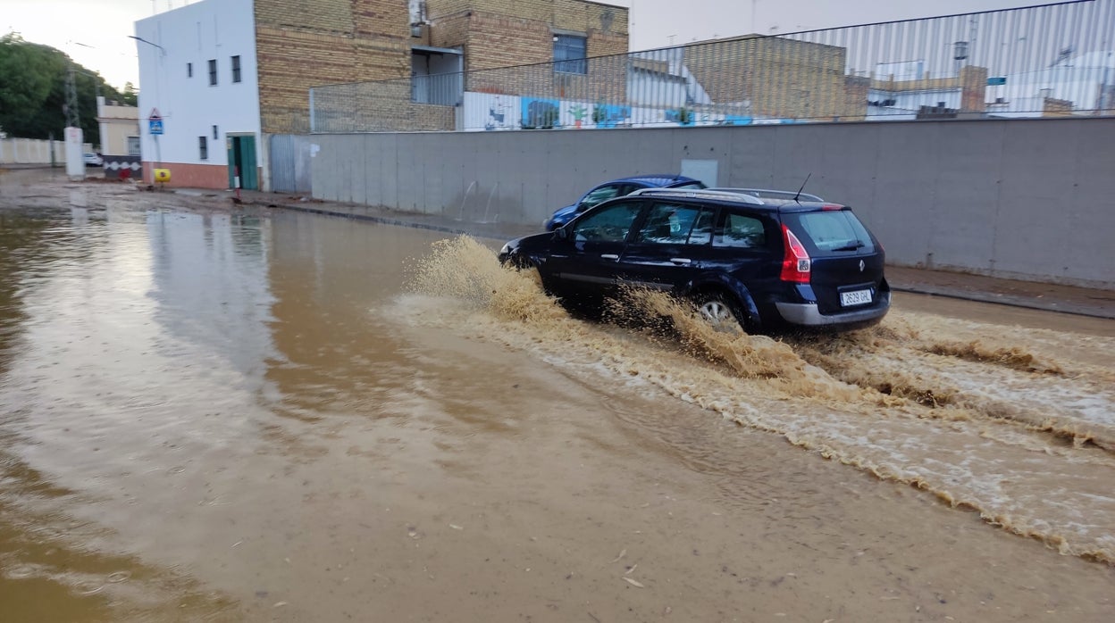 Una tromba de agua paraliza momentáneamente Utrera y deja espectaculares imágenes