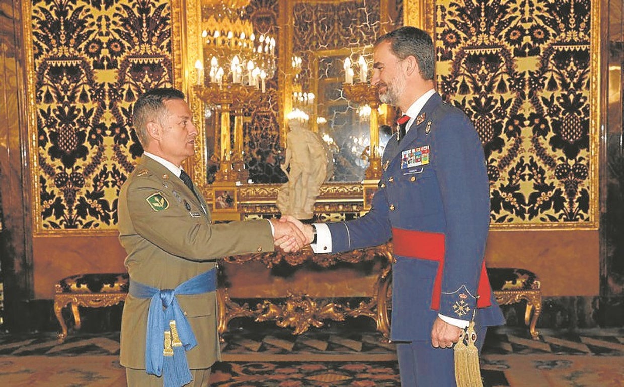 José Manuel de la Esperanza estrecha la mano de SM el Rey Don Felipe VI en una imagen de archivo