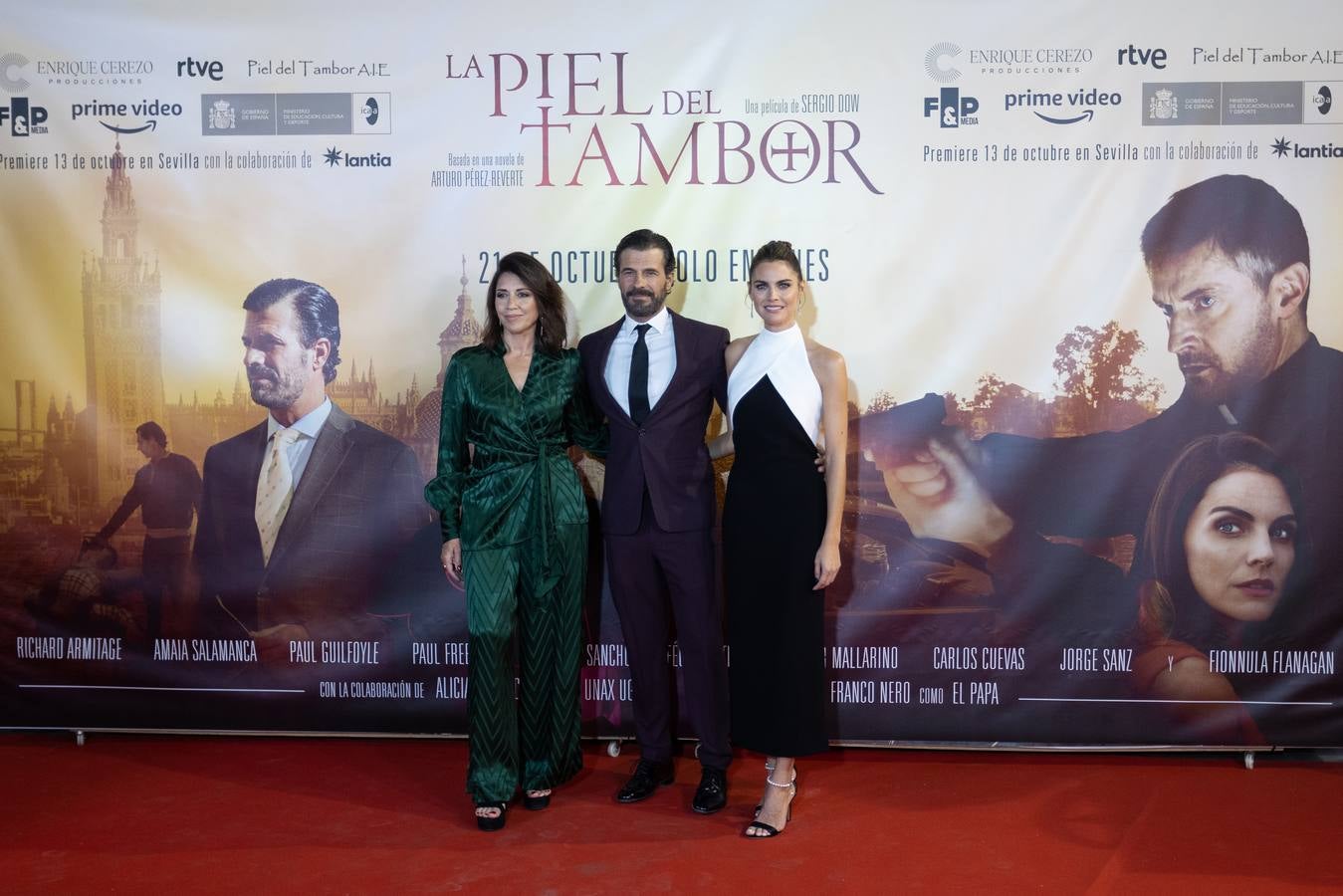 El director, los actores y el autor de la novela asistieron al estreno en Sevilla
