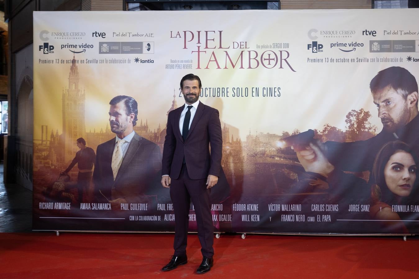 El director, los actores y el autor de la novela asistieron al estreno en Sevilla