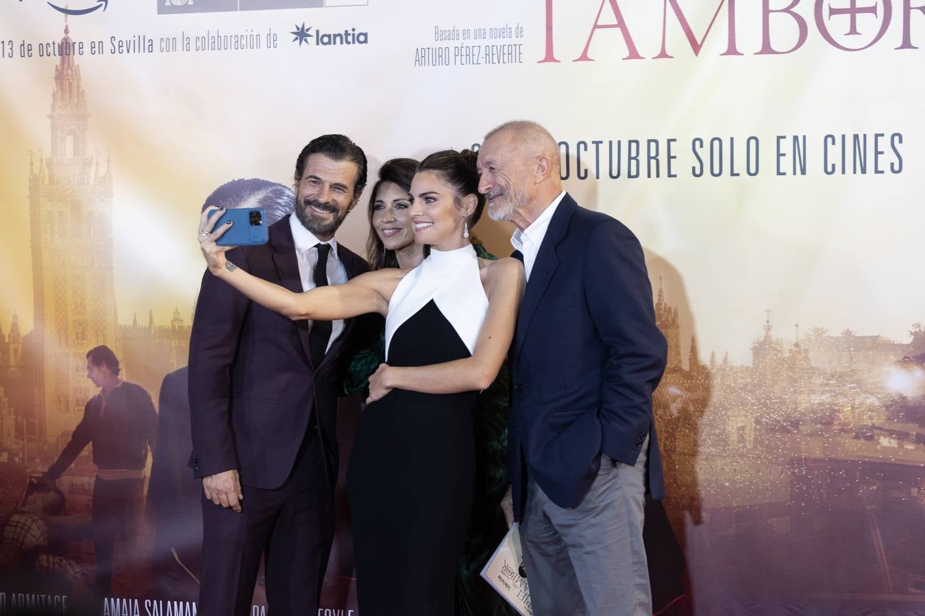 El director, los actores y el autor de la novela asistieron al estreno en Sevilla