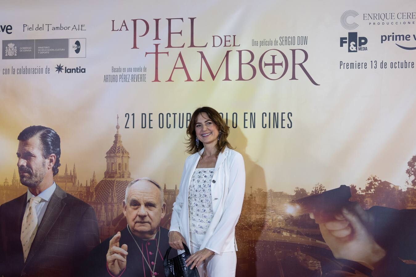 El director, los actores y el autor de la novela asistieron al estreno en Sevilla