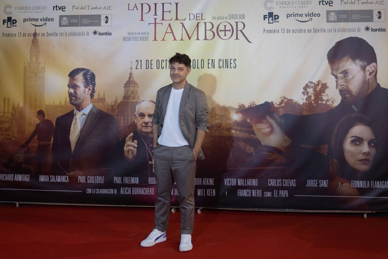 El director, los actores y el autor de la novela asistieron al estreno en Sevilla