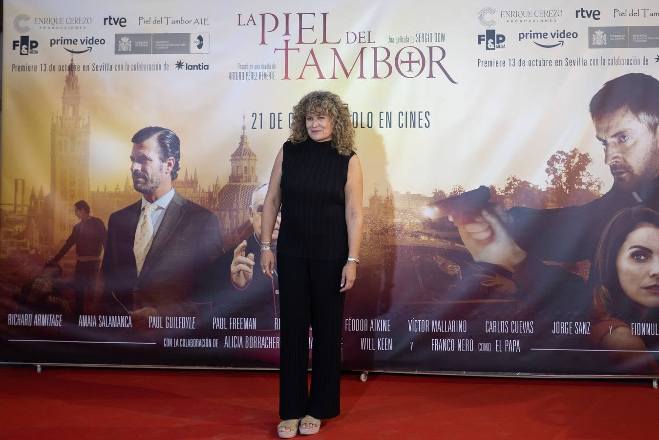 El director, los actores y el autor de la novela asistieron al estreno en Sevilla