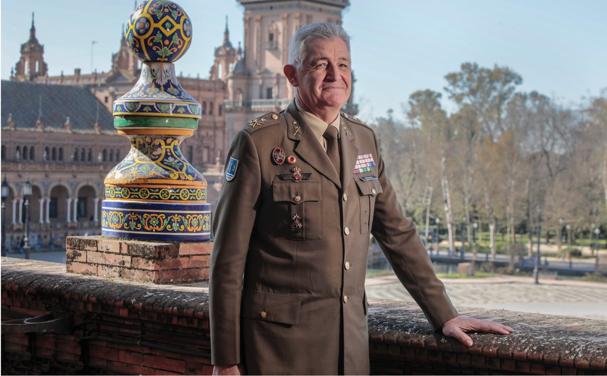 El teniente general José Rodríguez García en una de las terrazas del cuartel general de la Fuerza Terrestre