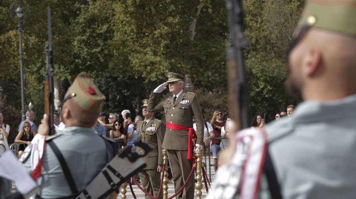 Las imágenes de la despedida del jefe de la Fuerza Terrestre en Sevilla