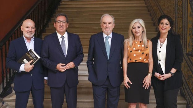 Jesús Vigorra, Antonio Pulido, Santiago Muñoz Machado, Patricia del Pozo y Eva Díaz Pérez, en el acto celebrado en la Fundación Cajasol