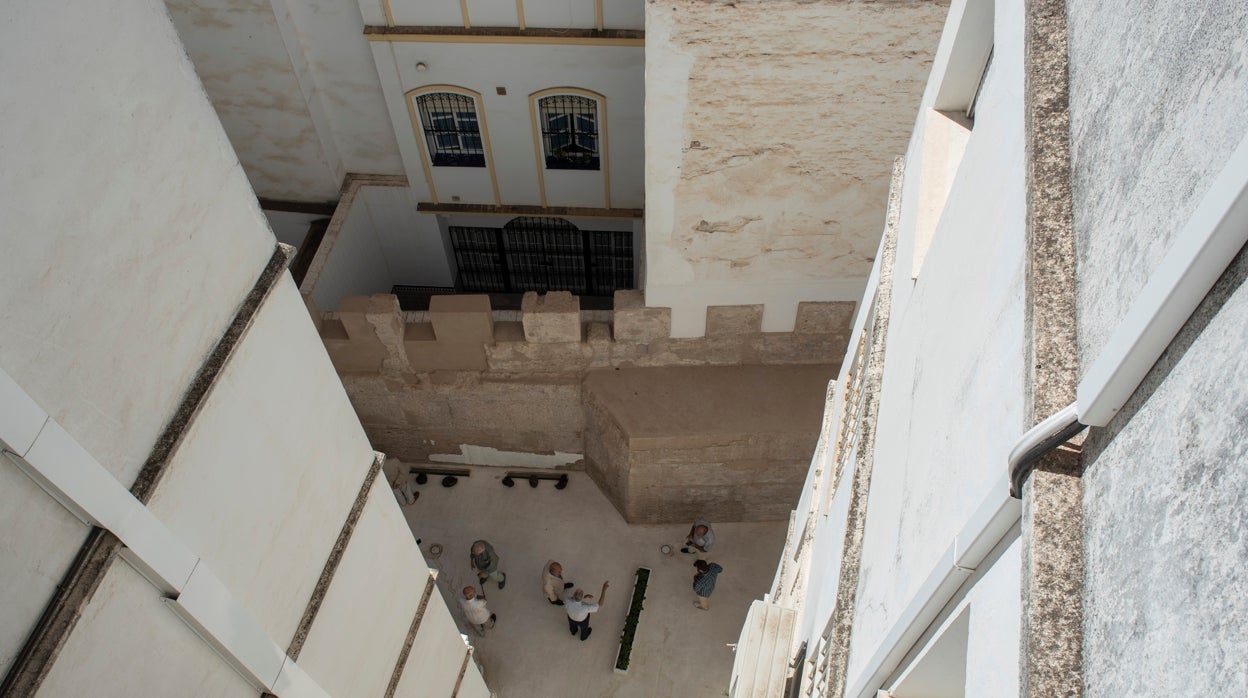 Patrimonio pide un análisis arqueológico de «restos» de la muralla islámica descubiertos en la calle Arfe