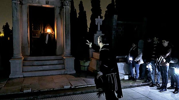 Vista Teatralizada al cementerio de Sevilla con representaciónn de Don Juan Tenorio.