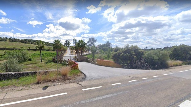 Entrada de la finca en la carretera que une Las Pajanosas con El Garrobo