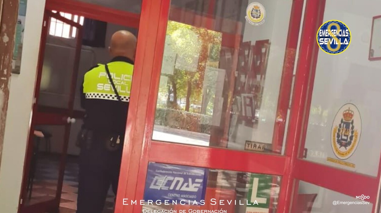 La Policía detecta en Sevilla una autoescuela ilegal dando clases en un coche sin permiso ni seguro