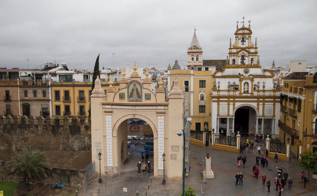 La basílica de la Macarena junto al arco, principal entrada a la Sevilla intramuros de la zona norte del casco urbano