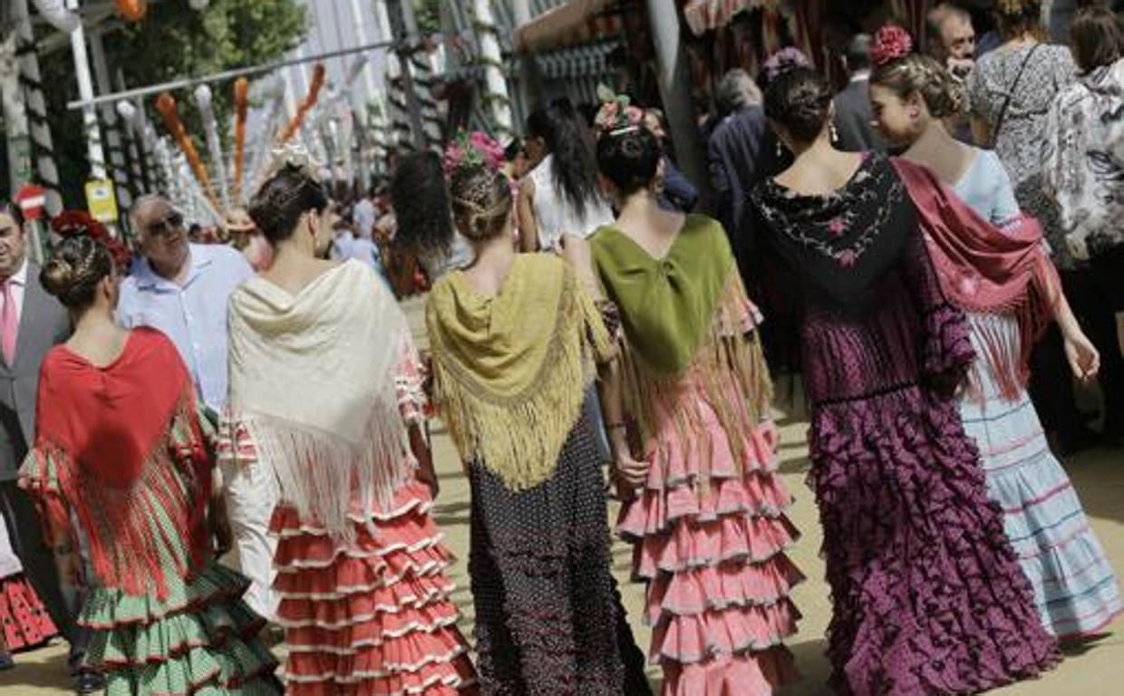 Paseo de caballos y flamencas en las calles de la Feria de Abril de Sevilla