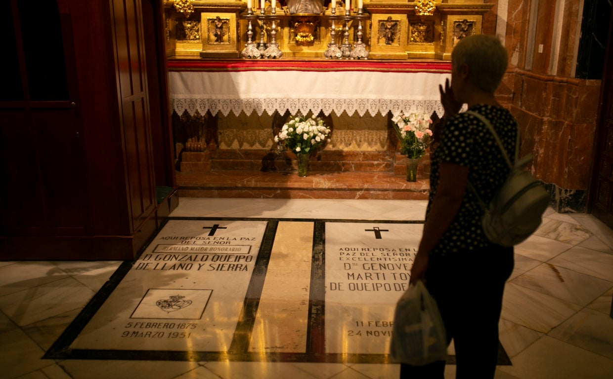 Tumbas de Queipo de Llano y su mujer en la basílica de la Macarena