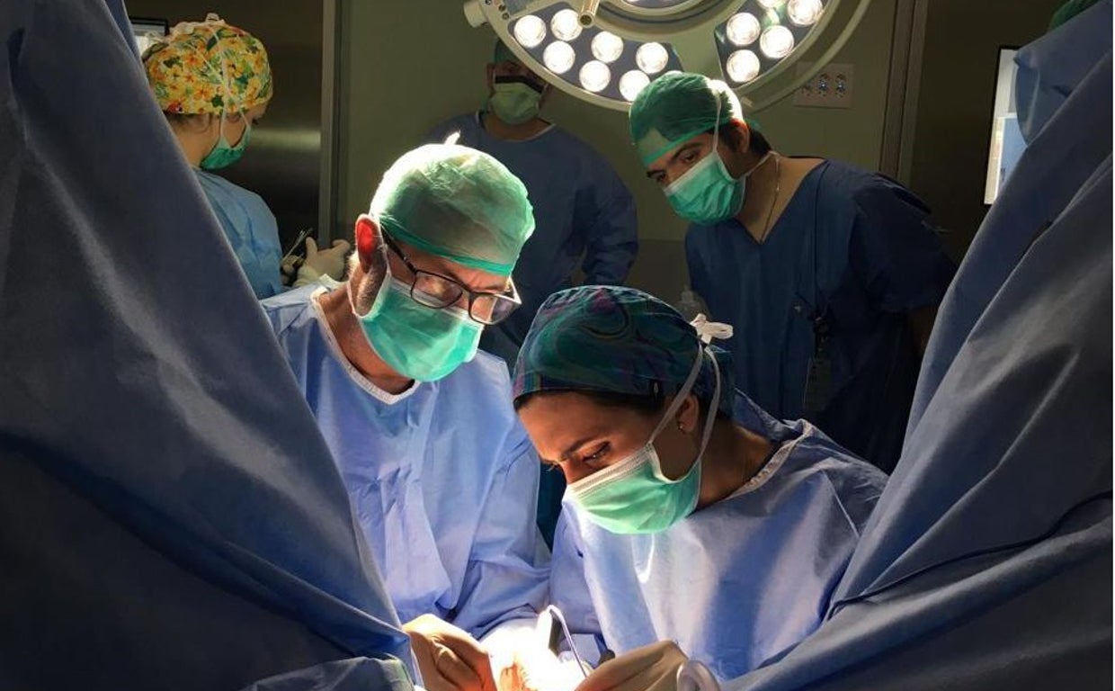 El doctor Pedro Blasco durante una itnervneción en el Hospital de Valme de Sevilla
