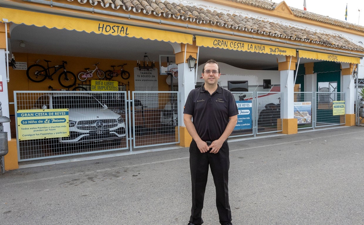 Juan Luis Cadenas, encargado del Asador El Paisano posa para ABC