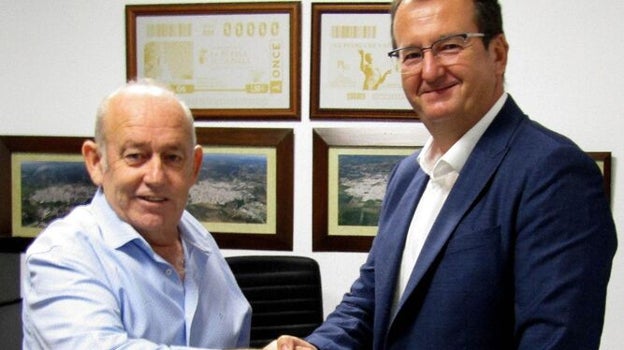El alcalde de La Puebla de Cazalla, Antonio Martín Mulero, izquierda, y el responsable en Andalucía de Capital Energy, Salvador Caro