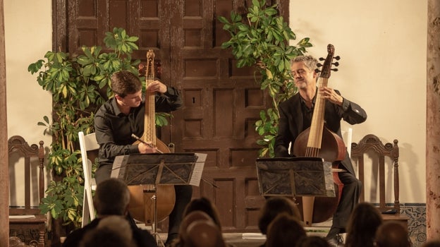 Miguel Bonal y Ventura Rico, en pleno concierto