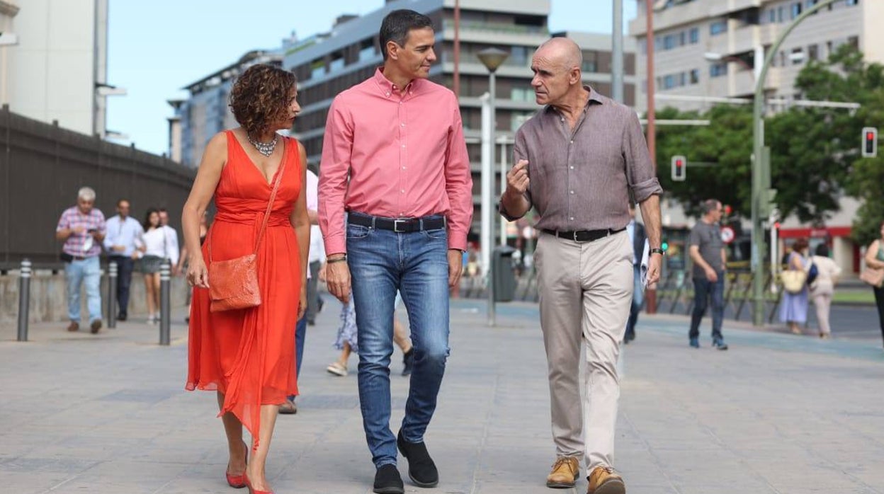 Pedro Sánchez lanza la campaña de Antonio Muñoz con un brindis al sol