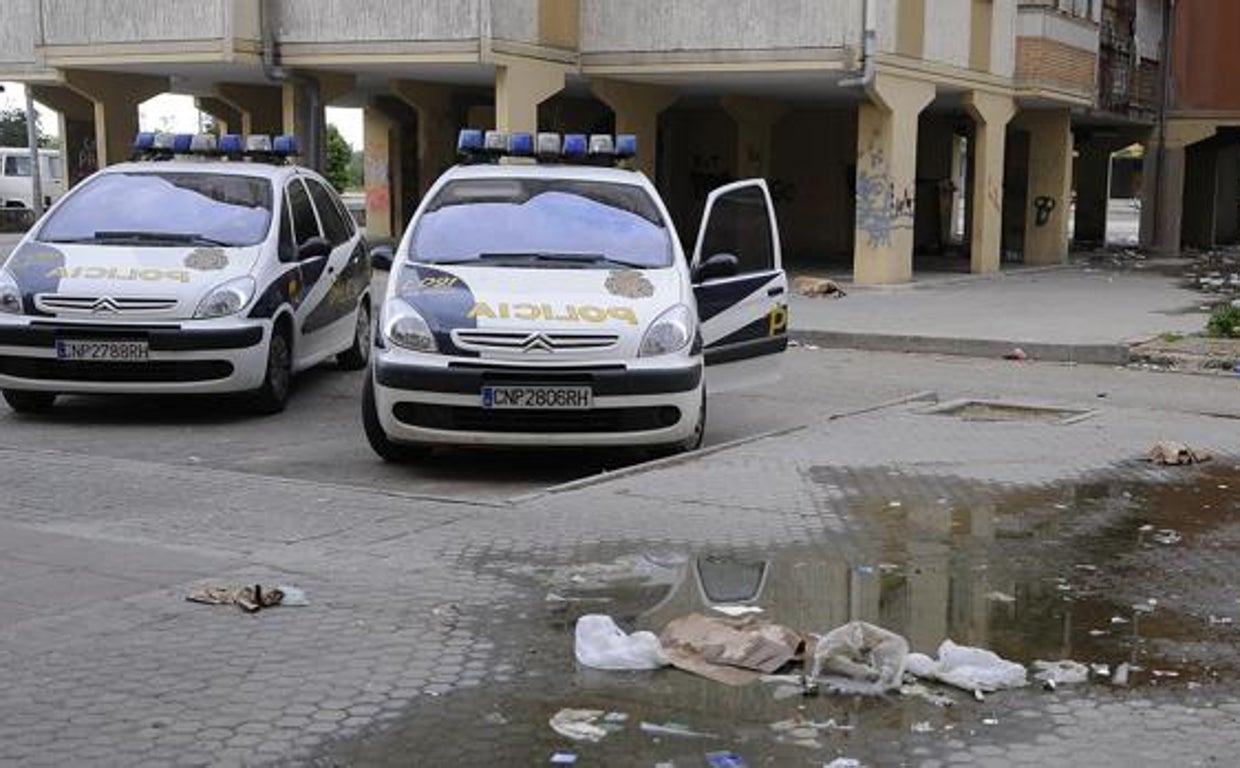 Patrulleros de la Policía en el Polígono Sur