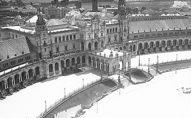 La Plaza de España cubierta de nieve a principios del siglo pasado