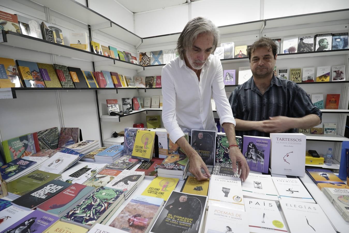 Numerosas personas se acercaron el primer día a la Feria del Libro en la plaza Nueva