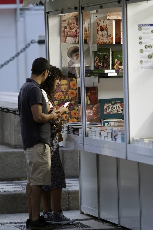 Numerosas personas se acercaron el primer día a la Feria del Libro en la plaza Nueva