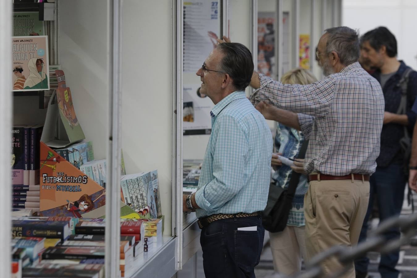 Numerosas personas se acercaron el primer día a la Feria del Libro en la plaza Nueva