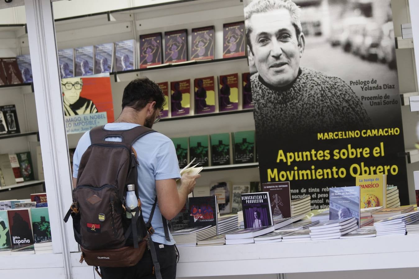 Numerosas personas se acercaron el primer día a la Feria del Libro en la plaza Nueva