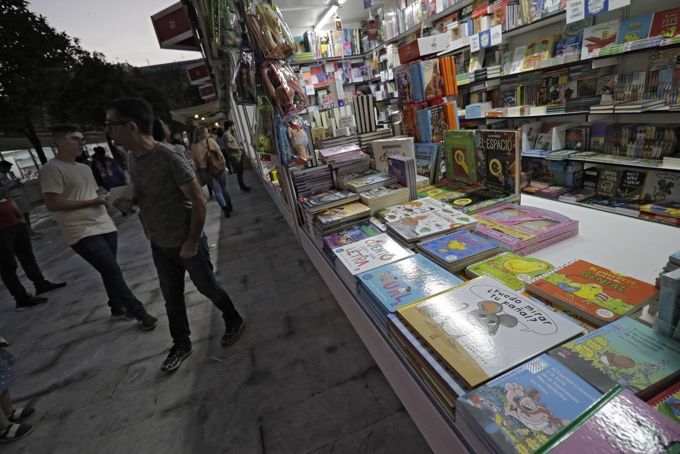 Numerosas personas se acercaron el primer día a la Feria del Libro en la plaza Nueva