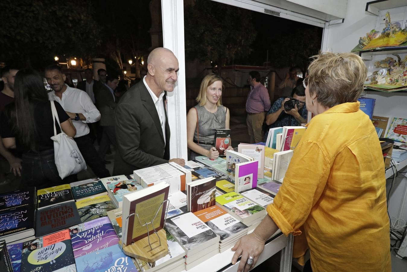 Numerosas personas se acercaron el primer día a la Feria del Libro en la plaza Nueva