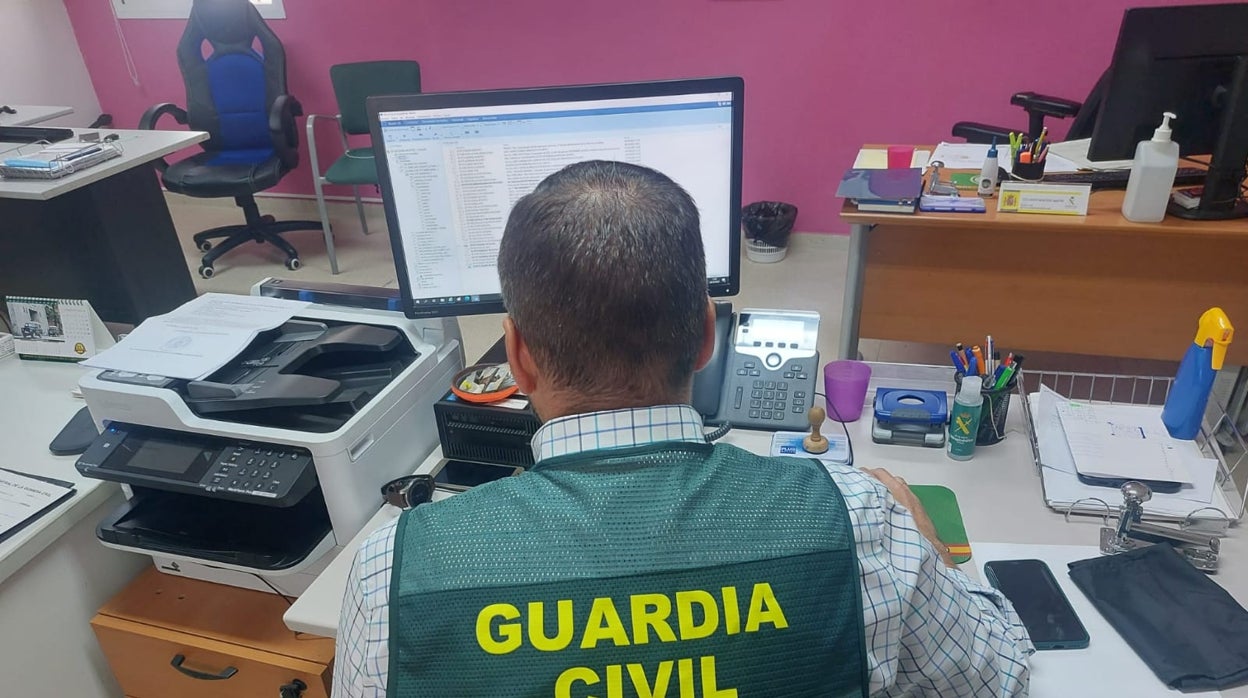 La Guardia Civil investiga a un pediatra de Estepa por generar citas falsas para cobrar más