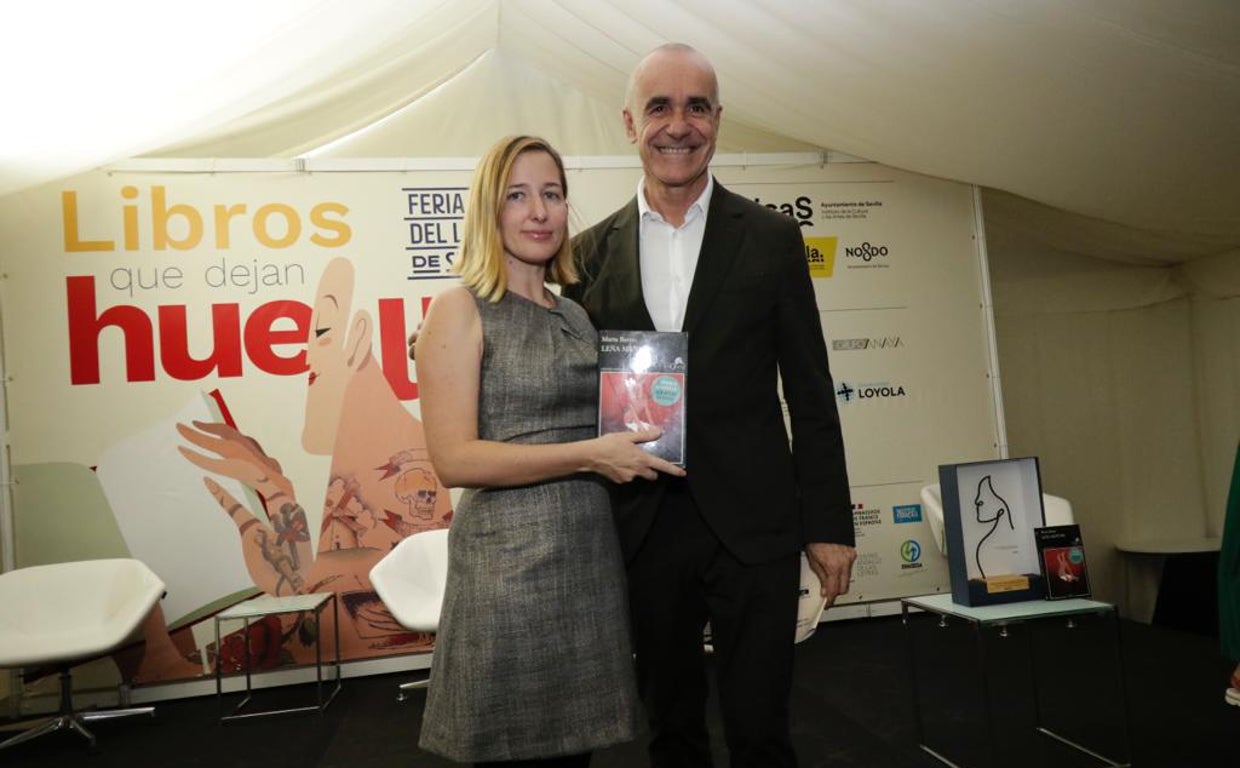 Marta Barrio y Antonio Muñoz durante la entrega del I Premio de Novela Almudena Grandes