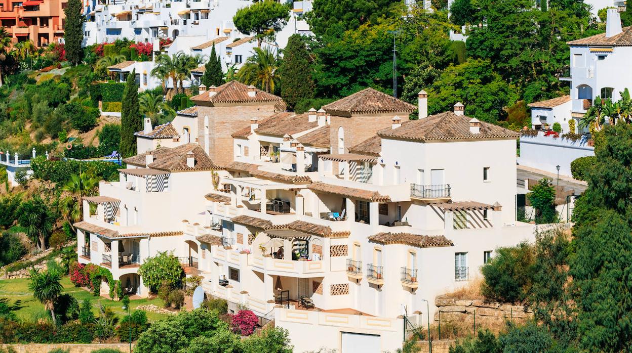 Tres de las cuatro localidades más caras para comprar y alquilar una vivienda en España están en Andalucía