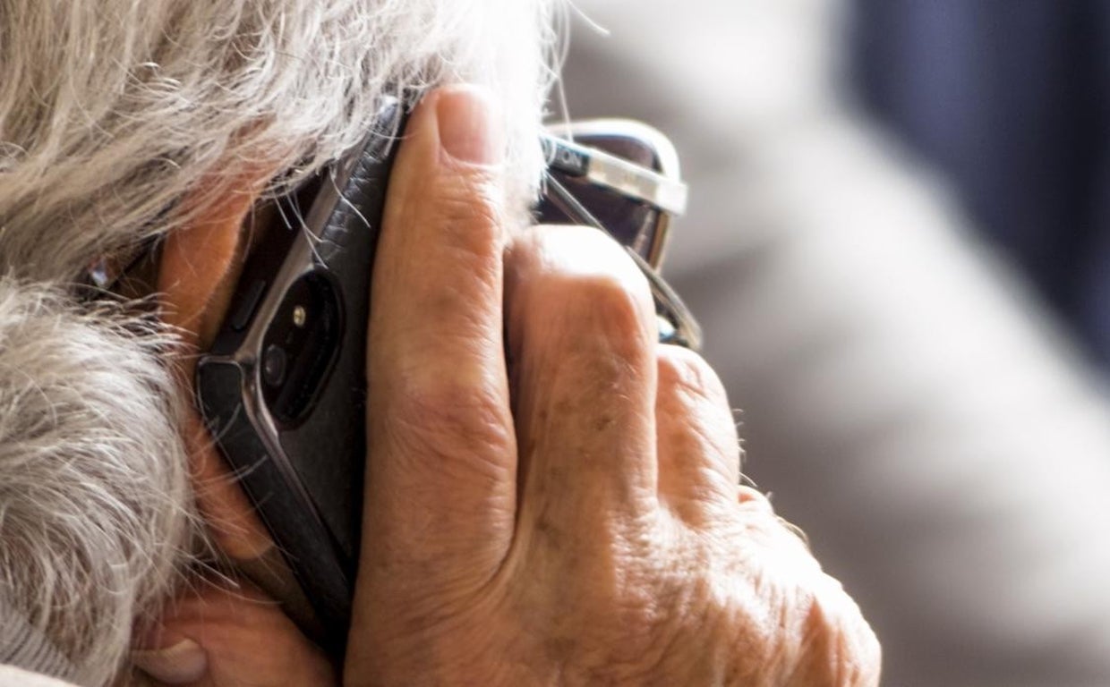 Una persona mayor atiende el teléfono móvil