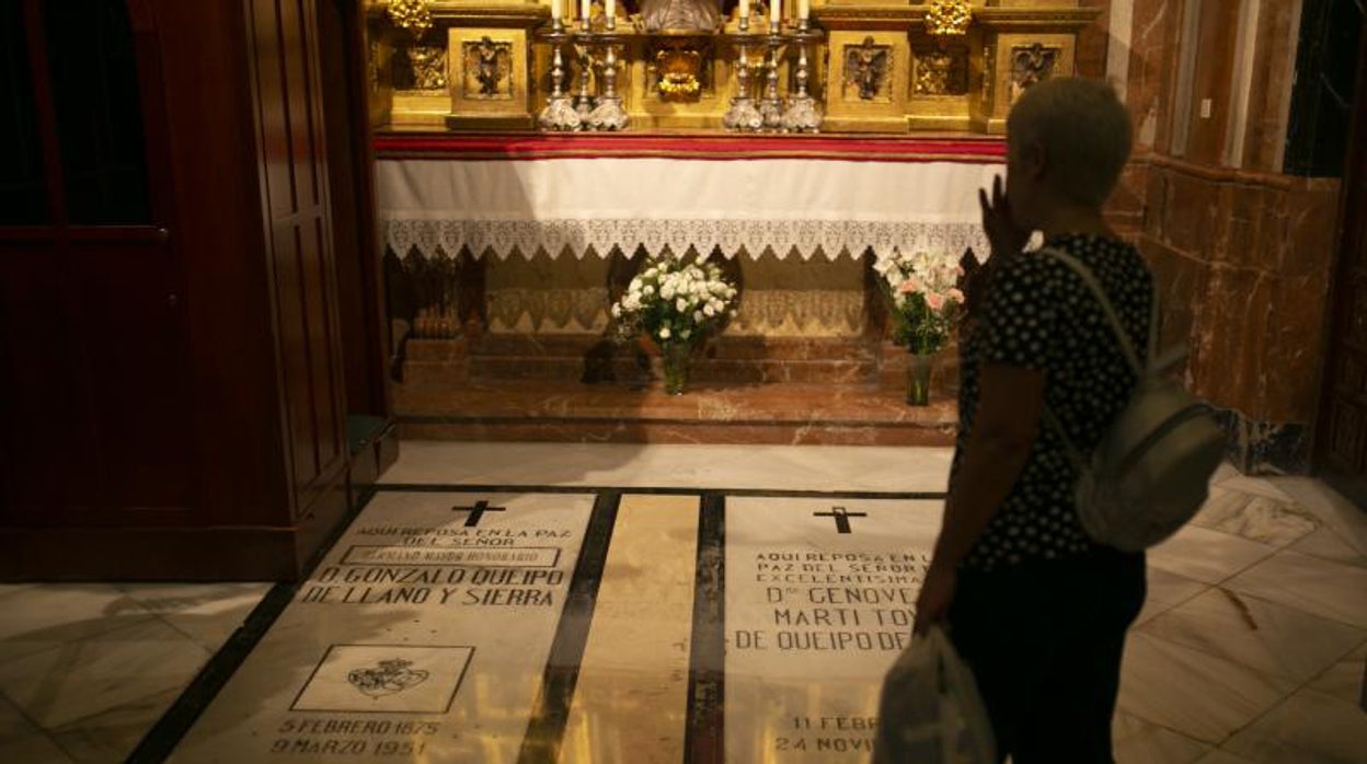 Todo lo que contiene el ataúd del general Queipo de Llano en la basílica de la Macarena