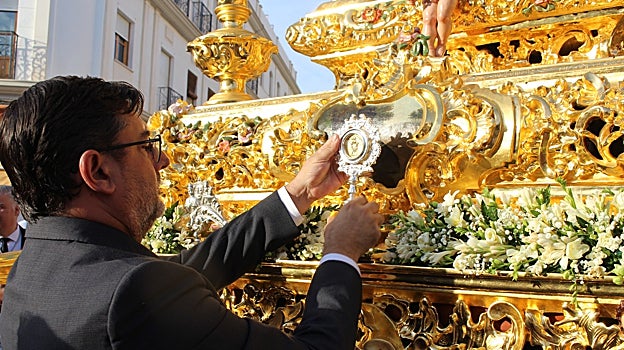 El alcalde de Utrera, José María Villalobos, imponiendo la Medalla de Oro de la Ciudad a María Auxiliadora