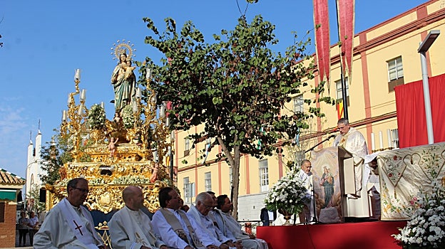 María Auxiliadora ha presidido una especial misa en su honor en la plaza de Pío XII