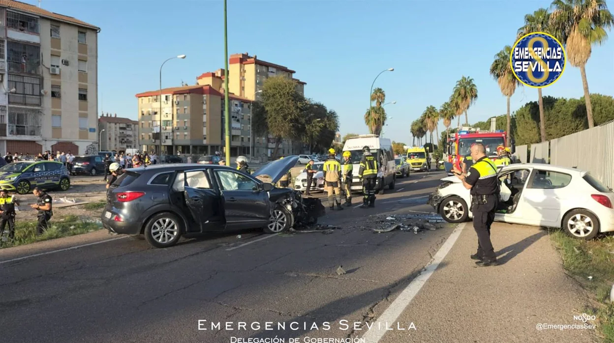 Heridas leves cuatro personas, una de ellas menor, en una colisión frontal entre dos coches en Sevilla