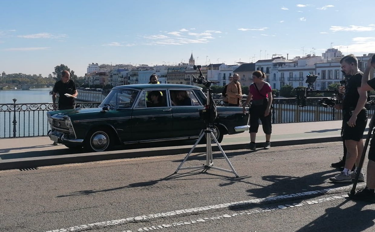 Alba Flores, en el interior de un vehículo, durante el rodaje de 'Te estoy amando locamente' en Triana