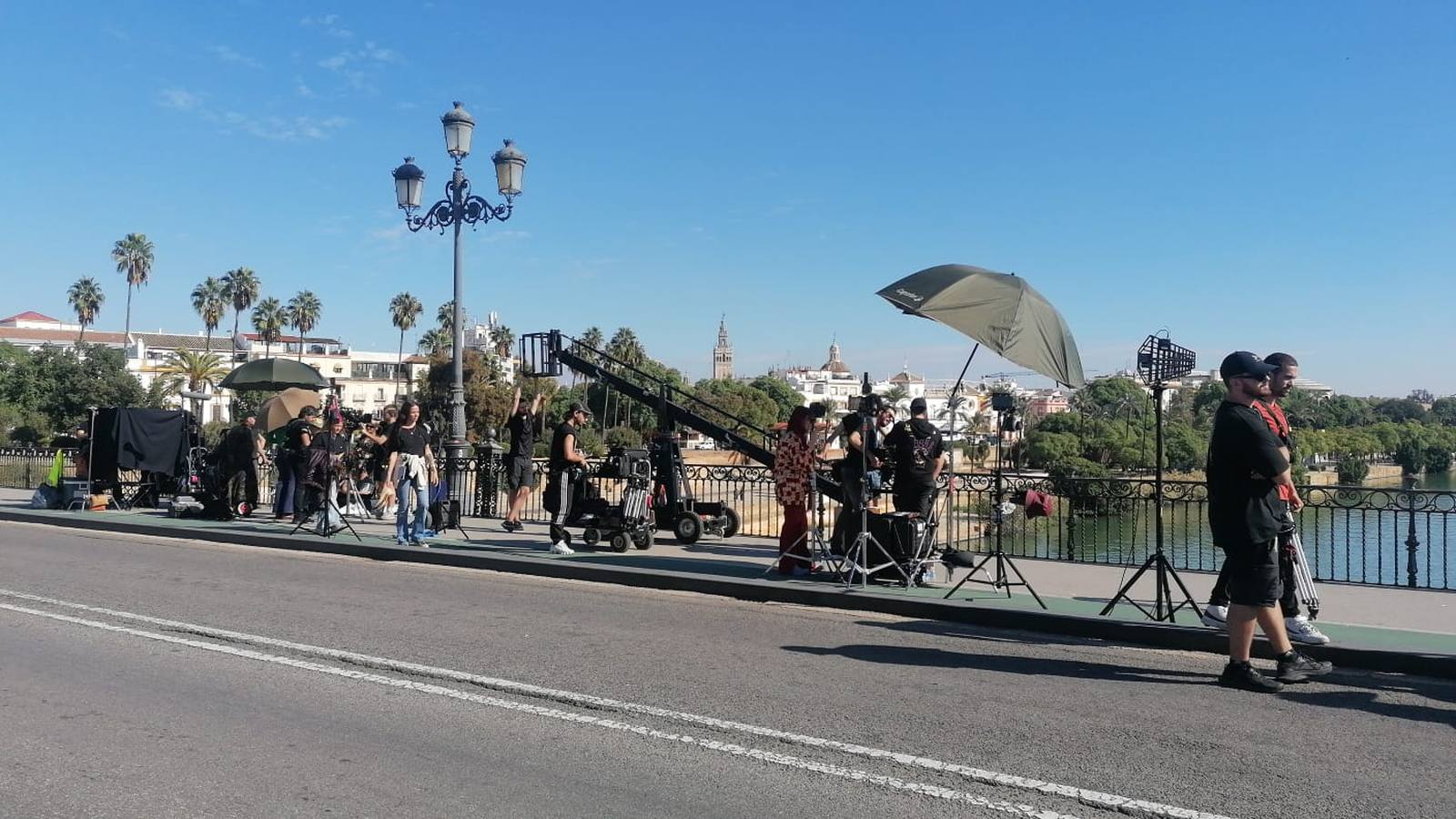 Rodaje de la película 'Te estoy amando locamente' en el Puente de Triana este martes