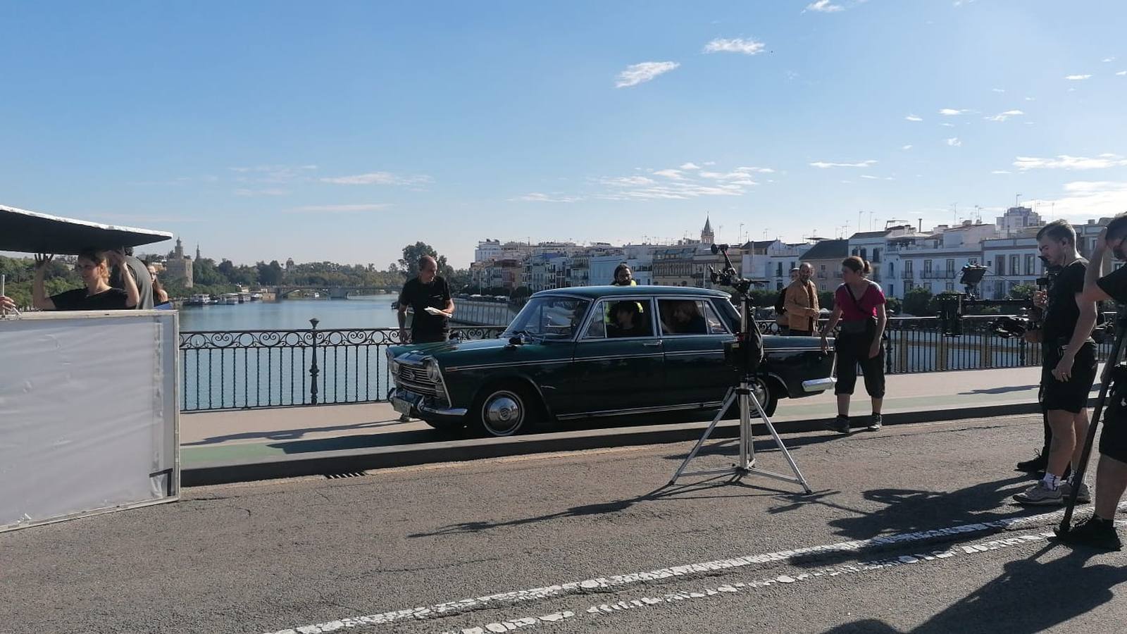 Rodaje de la película 'Te estoy amando locamente' en el Puente de Triana este martes