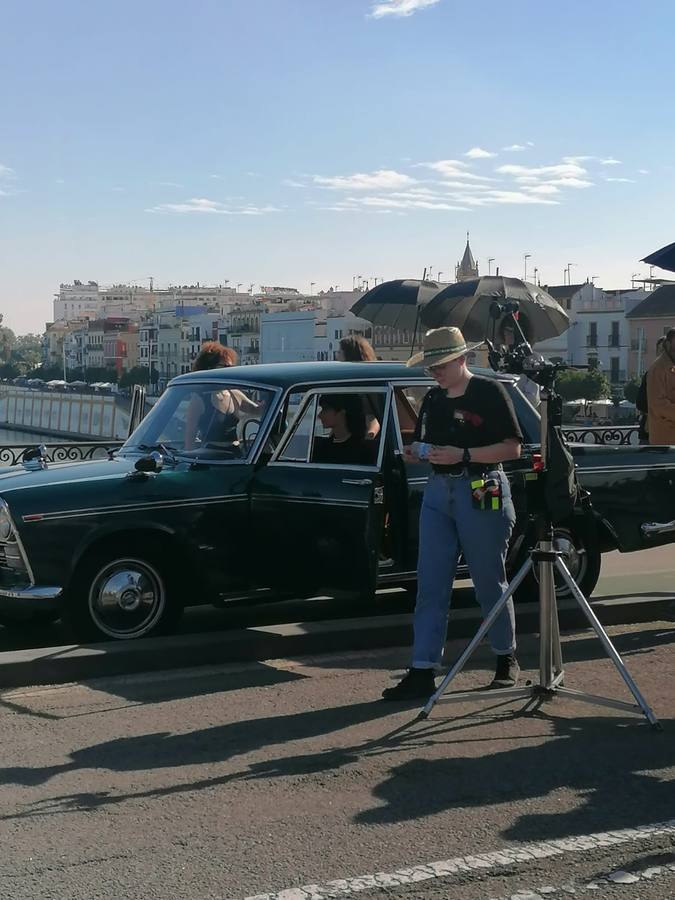 Rodaje de la película 'Te estoy amando locamente' en el Puente de Triana este martes