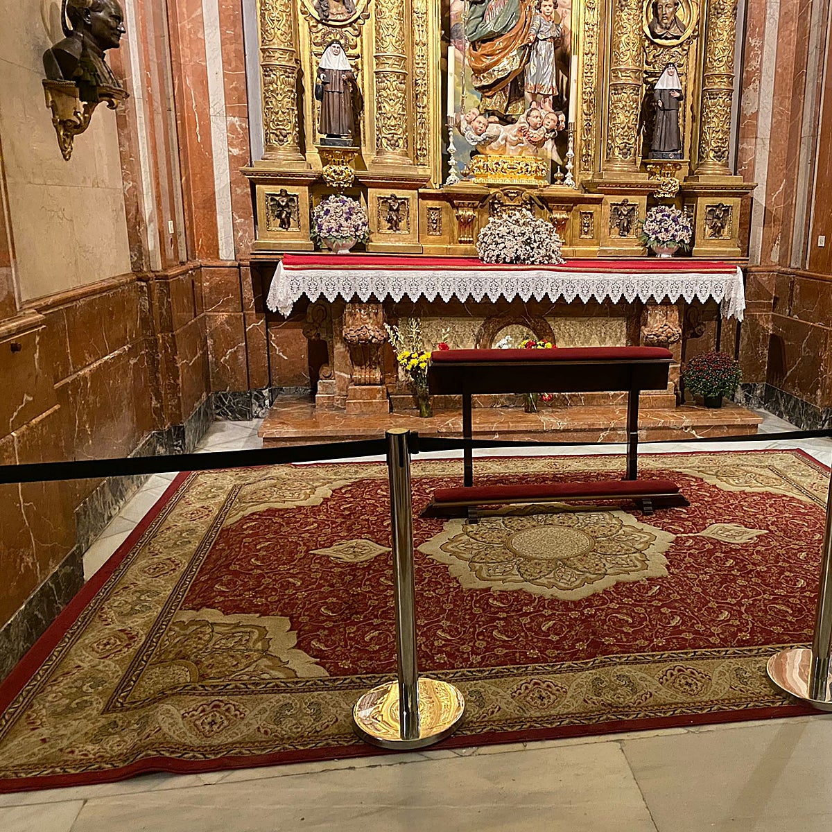 La hermandad de la Macarena cubre con una alfombra la zona donde estaba la tumba del general Queipo de Llano