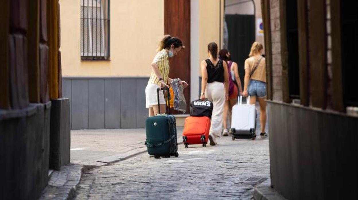 Los turistas internacionales gastan una media de 188 euros con tarjeta durante su estancia en Sevilla