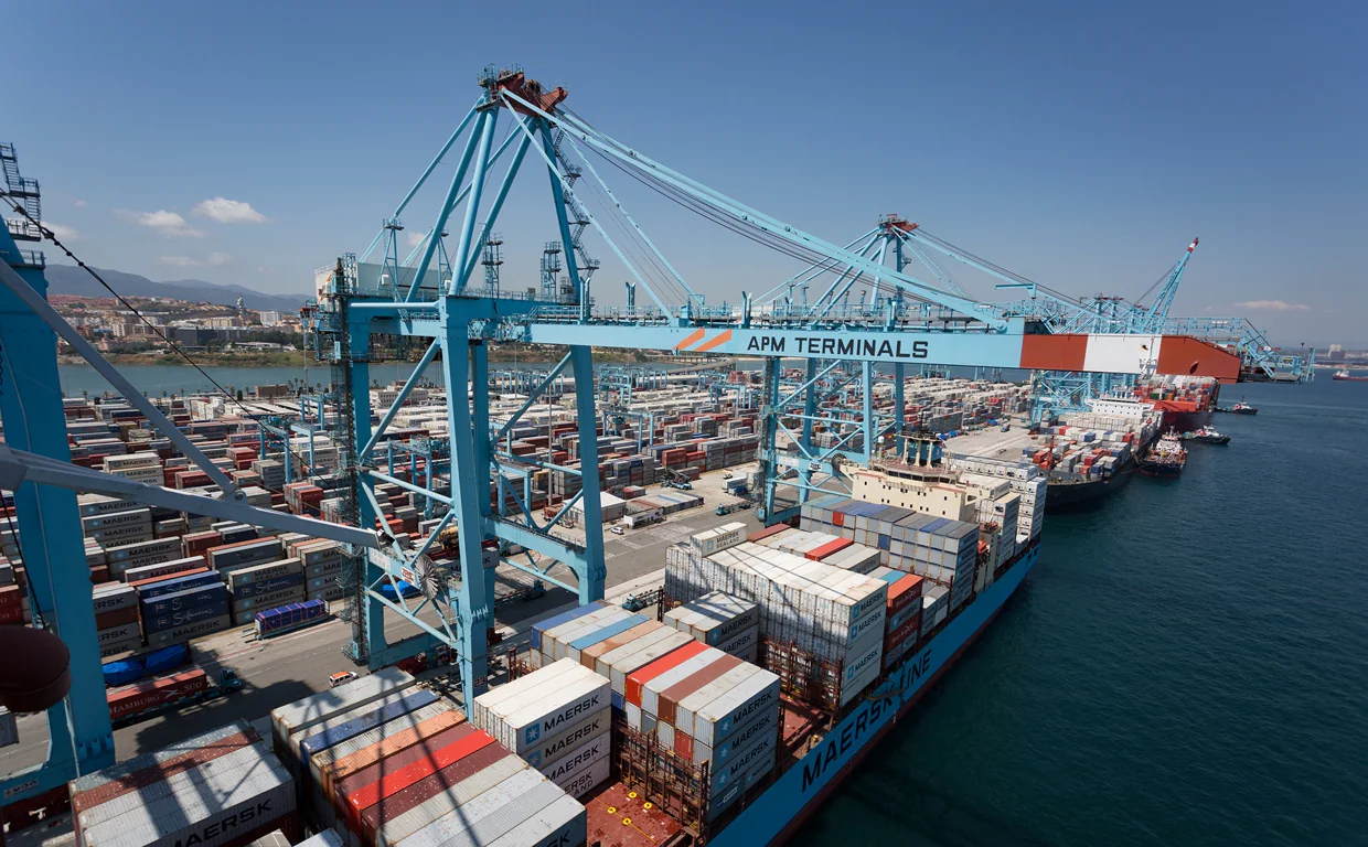 Una de las operaciones de Maersk en Algeciras / El Gobierno sella un acuerdo con la multinacional
